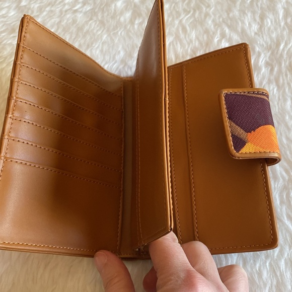 NWOT EXPRESS Tropical 🌴 Floral Wallet w/ lots of compartments! - Picture 4 of 12